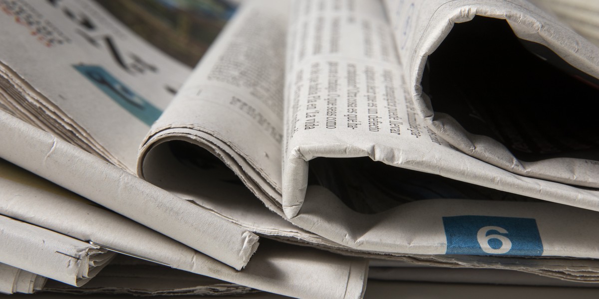 Disposizioni di vecchi giornali 