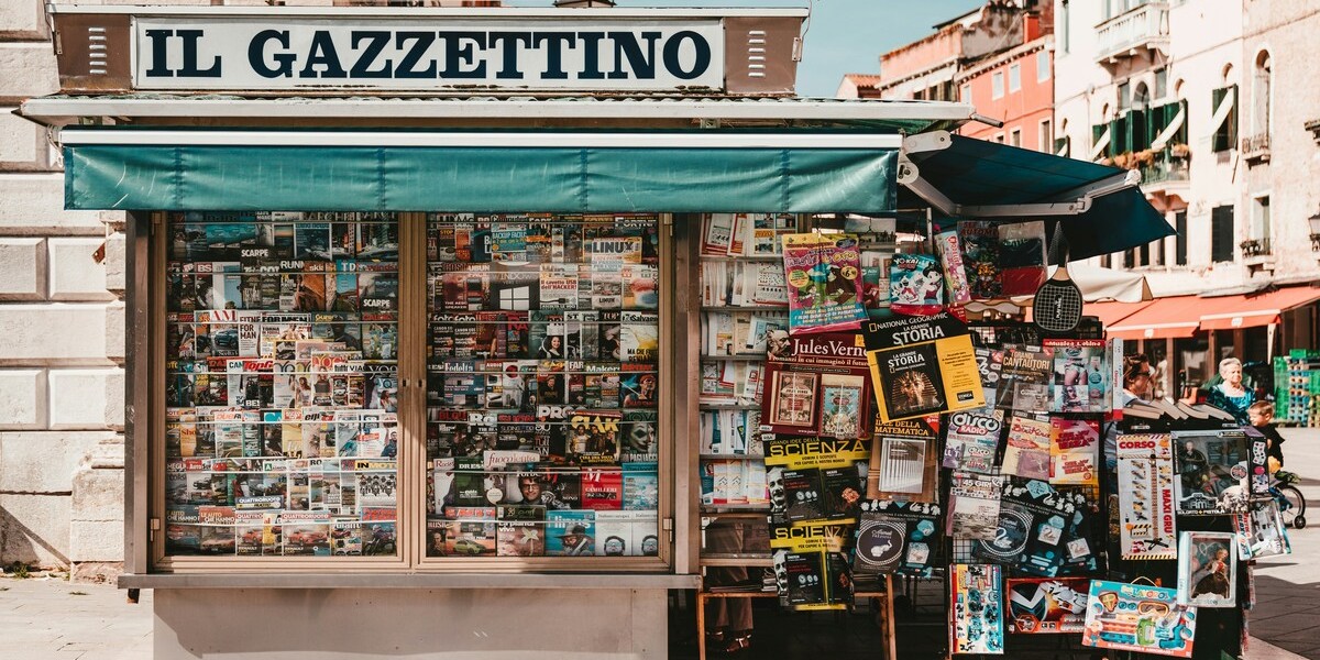 Edicola con riviste e giornali 