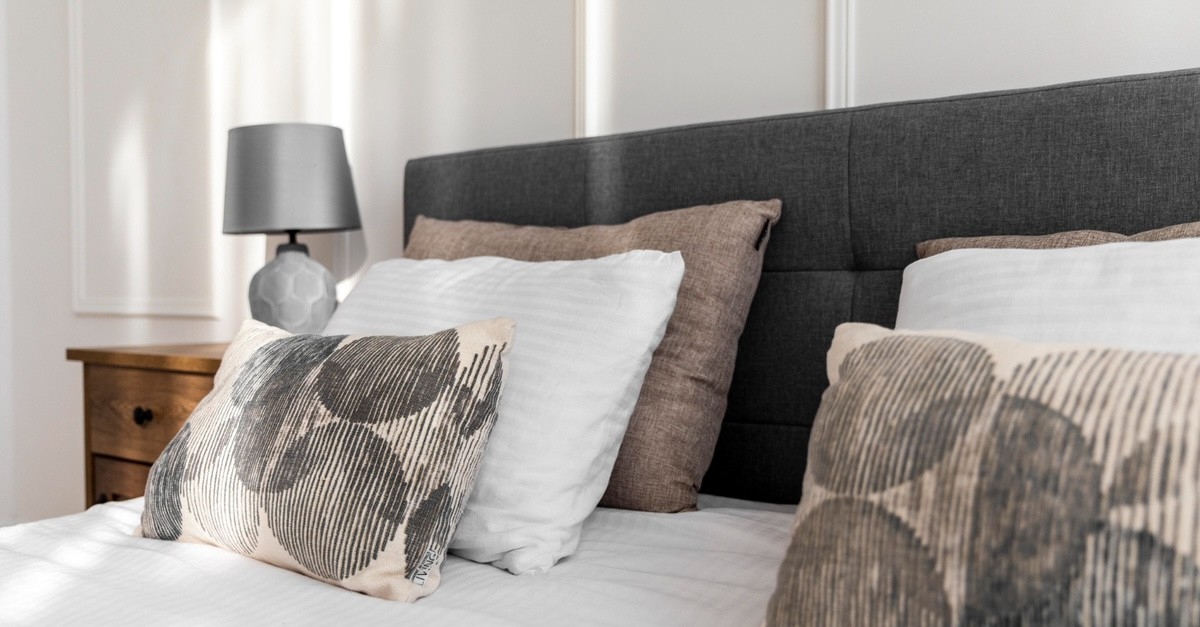 camera da letto testiera colorata