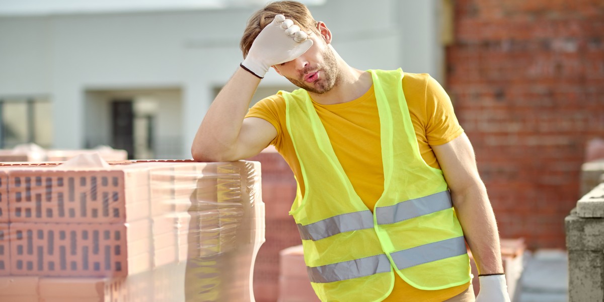 Emergenza caldo cantieri 2025 Muratore stanco