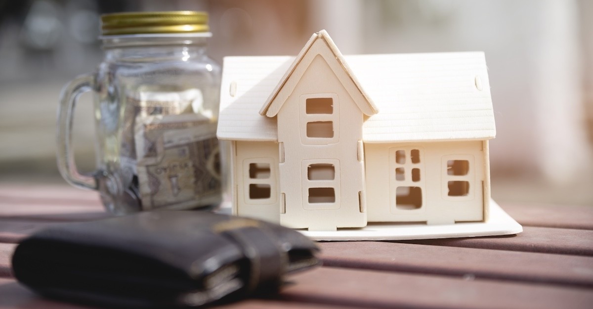 Aussetzung des Mietvertrages Miniaturhaus mit Glas voller Geld