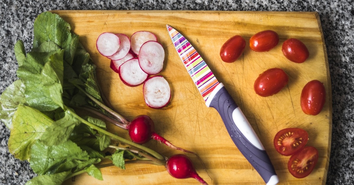 coltello in ceramica colorata su tagliere
