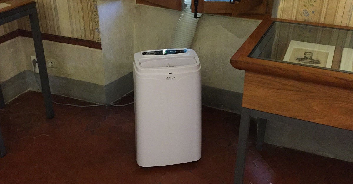 Un piccolo condizionatore portatile, collegato al sistema elettrico tramite una semplice spina