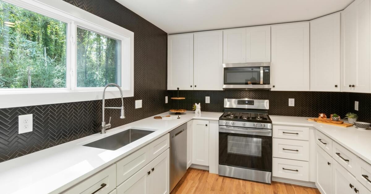 cucina a U con finestra