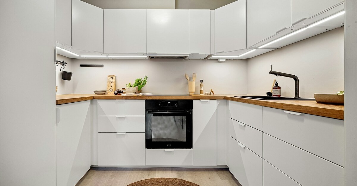 cucina a U di colore bianco