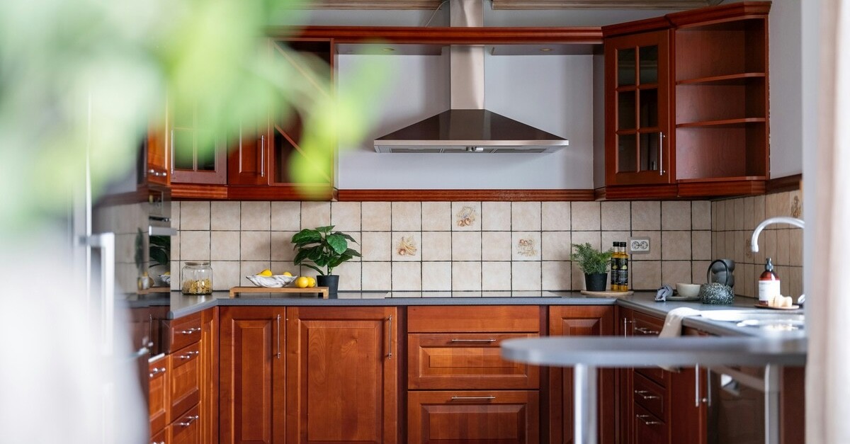 cucina a U in legno stile classico