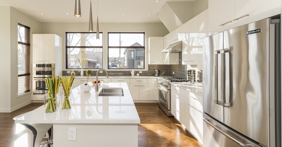 cucina moderna con isola centrale