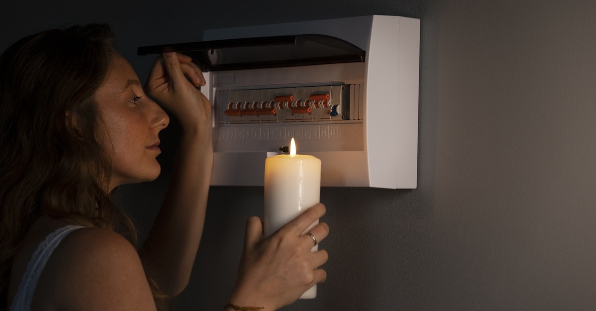 donna controlla pannello elettrico