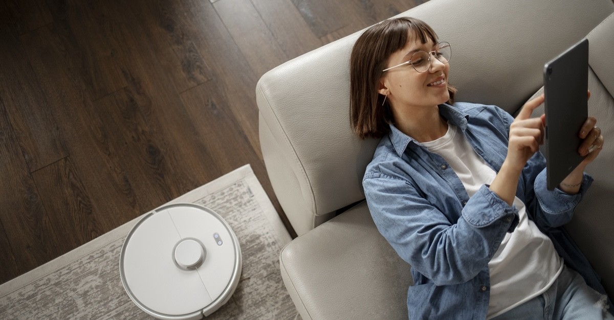 donna in una casa smart donna in una casa smart