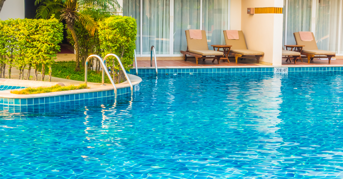 una piscina una piscina