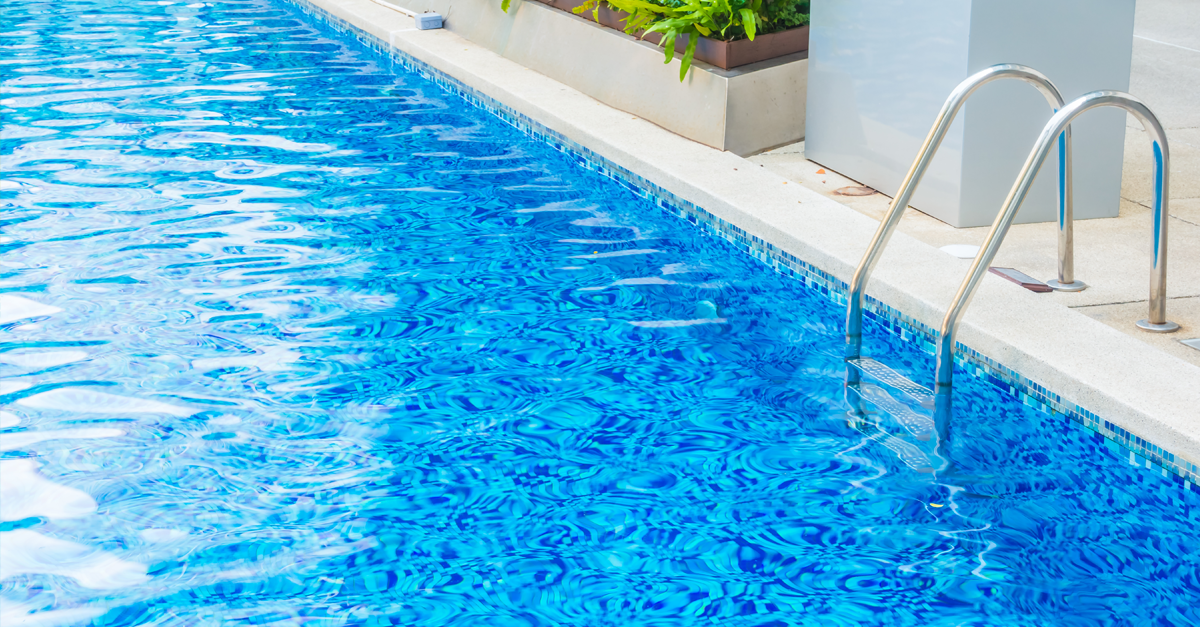 una piscina una piscina