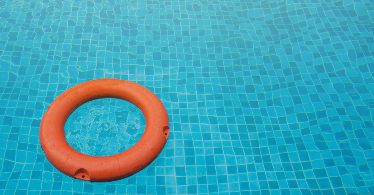 dettaglio di una piscina con salvagente dettaglio di una piscina con salvagente