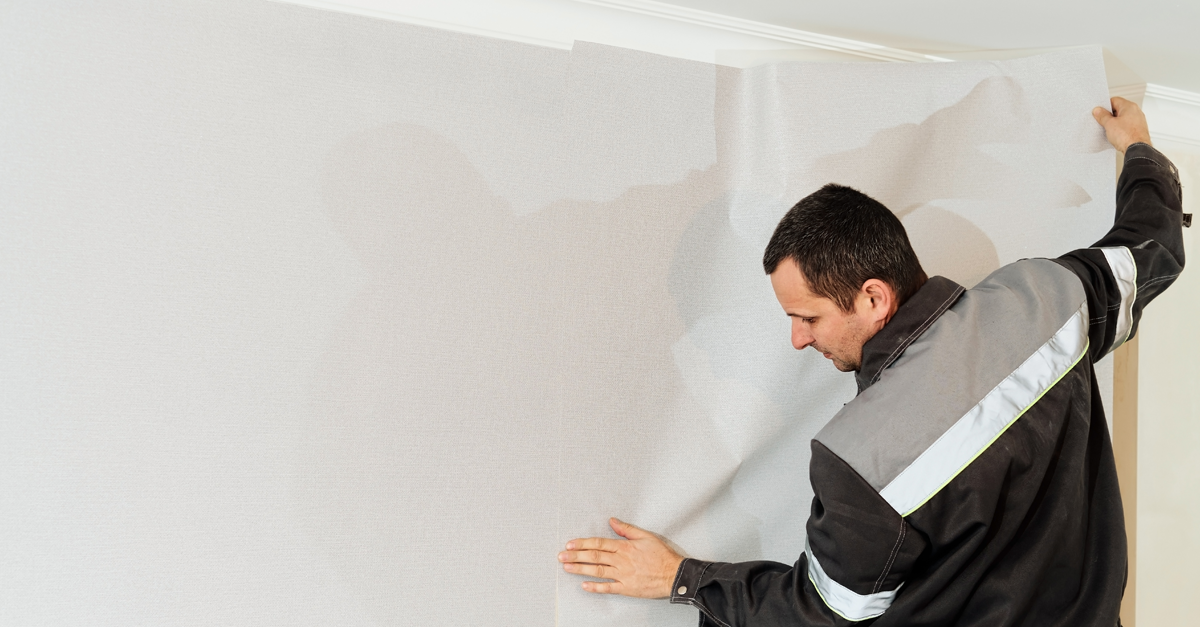 un uomo sistema della carta da parati su una parete