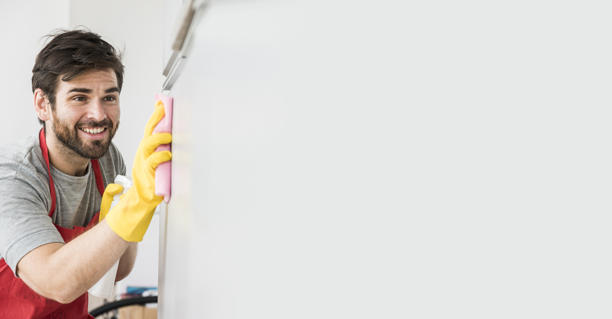 un uomo pulisca una parete
