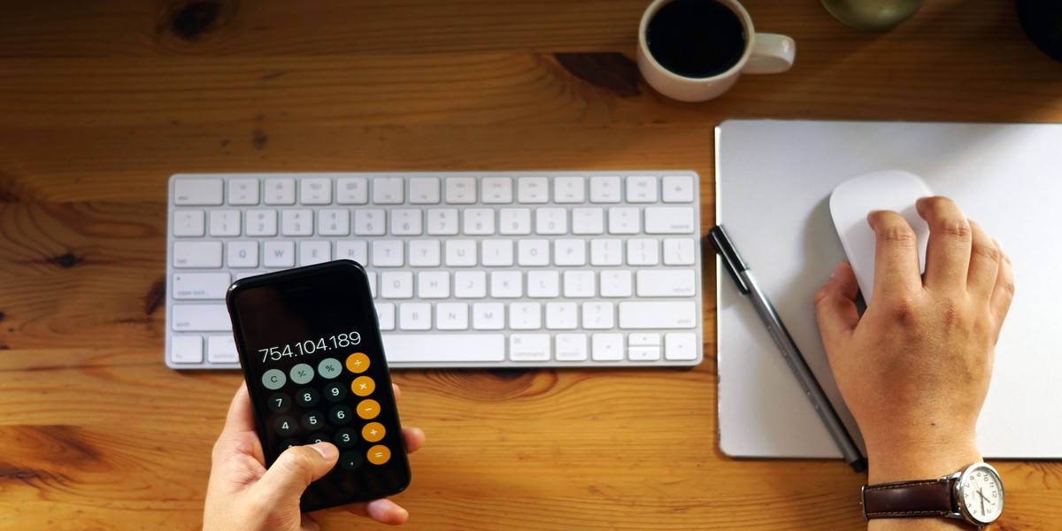 Professionista che lavora da casa 