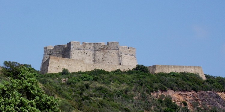 castelli sul mare in toscana