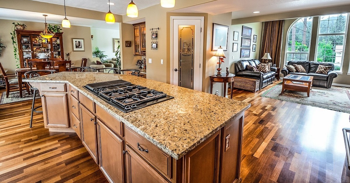 Posizionare una credenza vicino a una cucina moderna aiuta a dare un tocco rustico al proprio ambiente