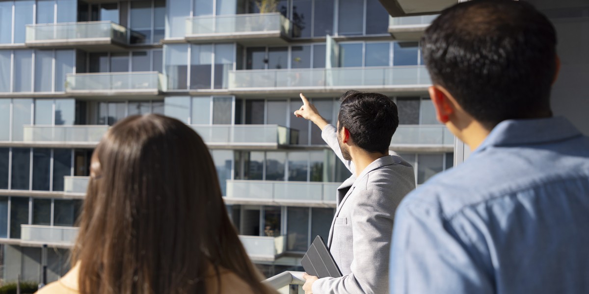 Coppia parla di un immobile con l'agente