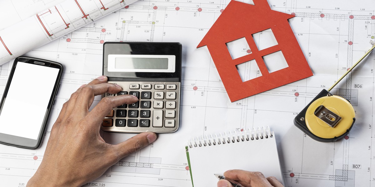 vista di mani calcolo imposte sulla casa 