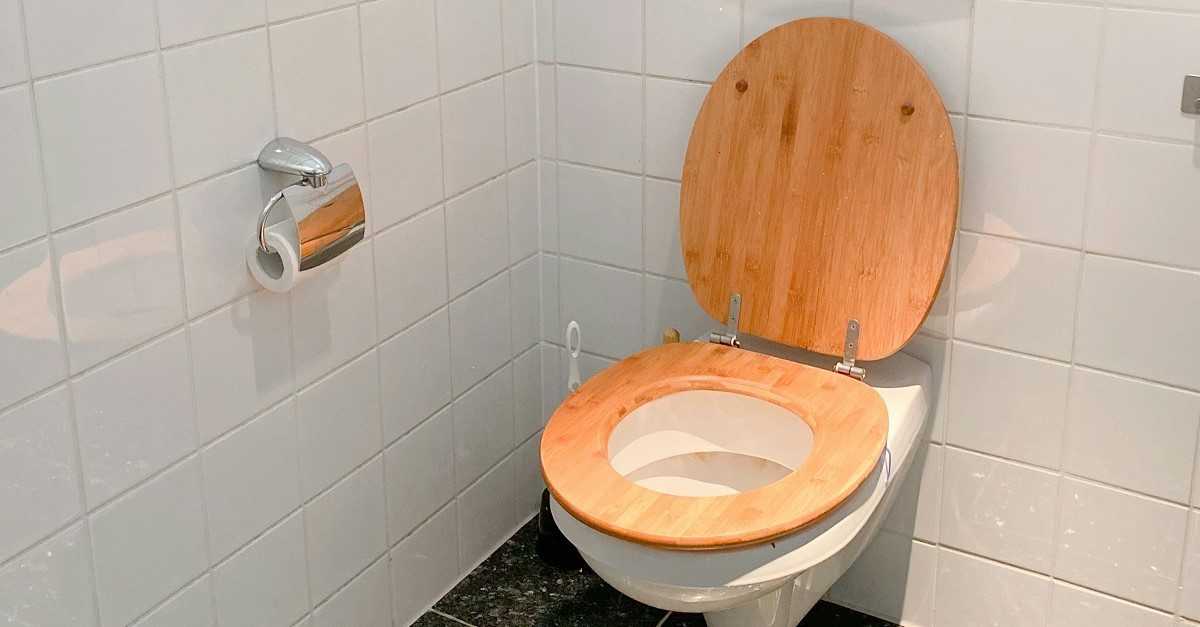 Un WC con tavoletta in legno