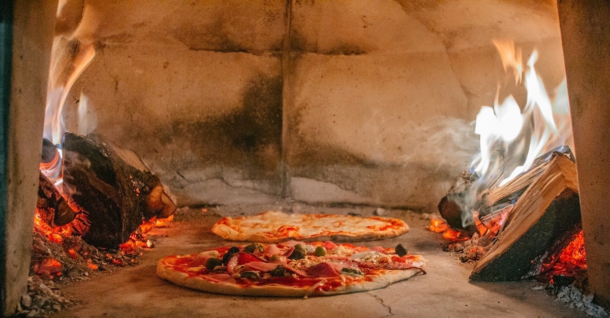 L'interno di un forno a legna commerciale