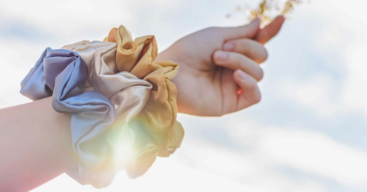 Gli elastici per capelli comunemente noti come scrunchies