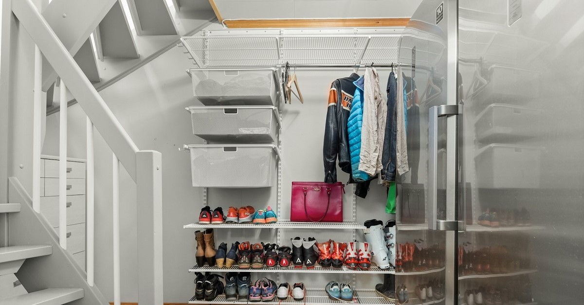 Una cabina armadio aperta realizzata sotto le scale