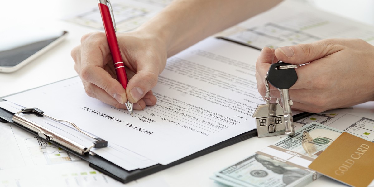 Uomo che firma un contratto per una nuova casa