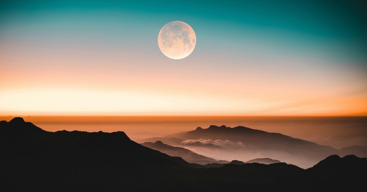 Luna piena in un cielo mattutino