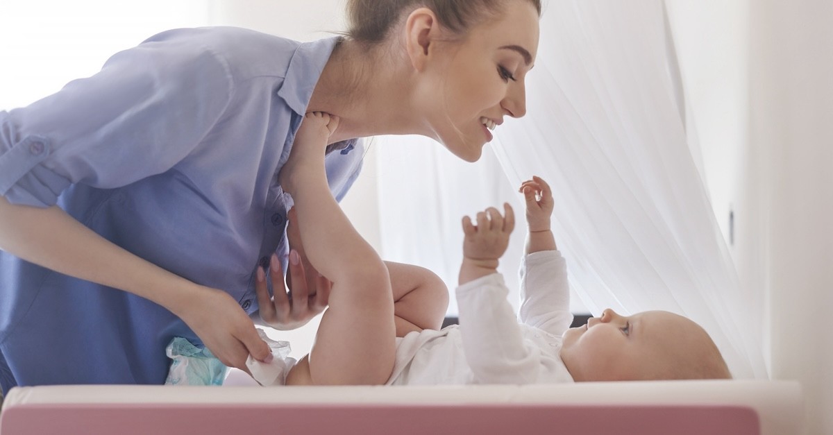 mamma e bambino su fasciatoio