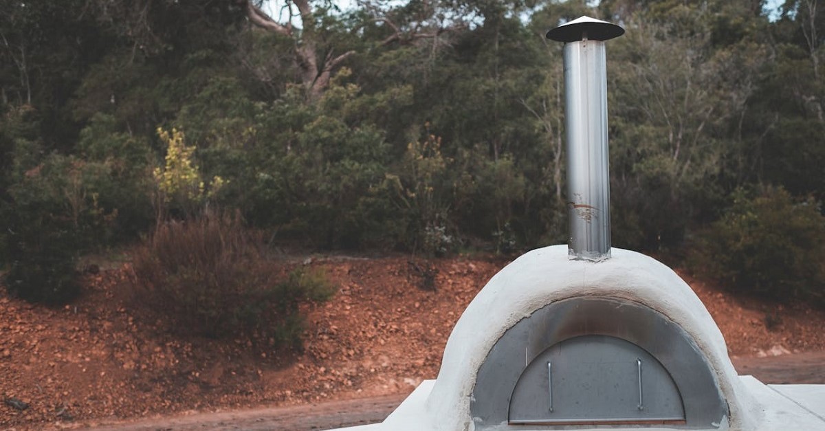 Un forno a legna domestico in muratura