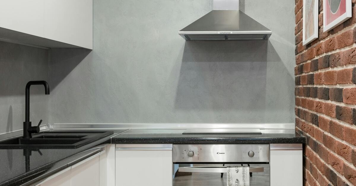 piano a induzione con cappa grigia in cucina