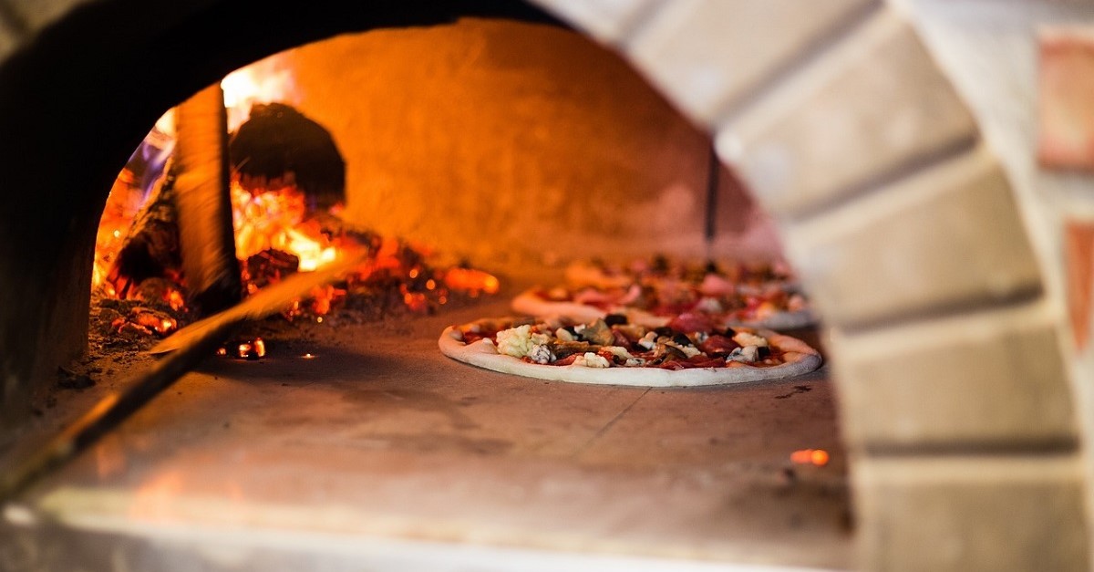 Il forno a legna professionale di una pizzeria