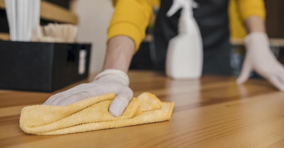pulizia pavimento in legno