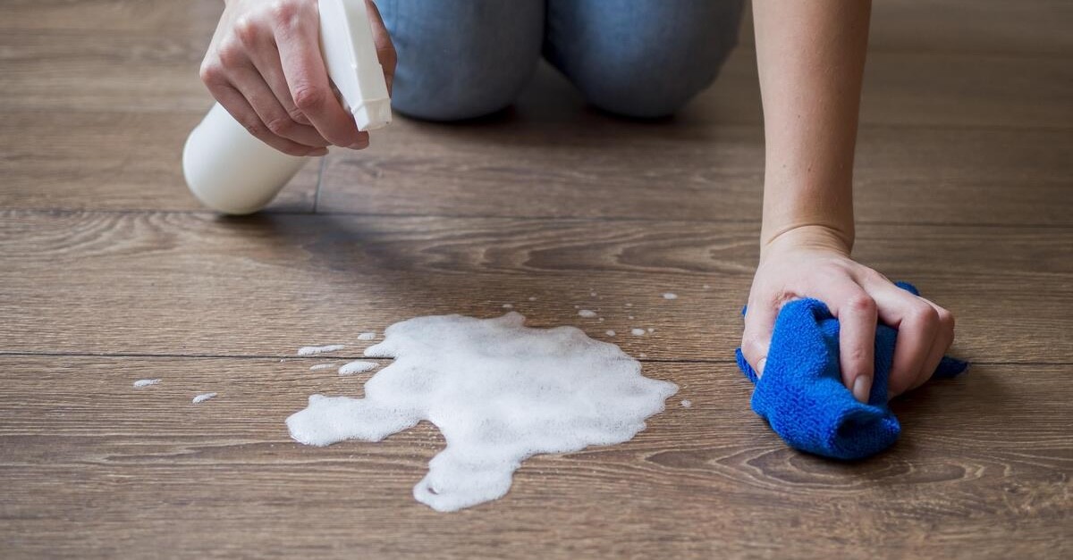 pulizia di un pavimento in parquet