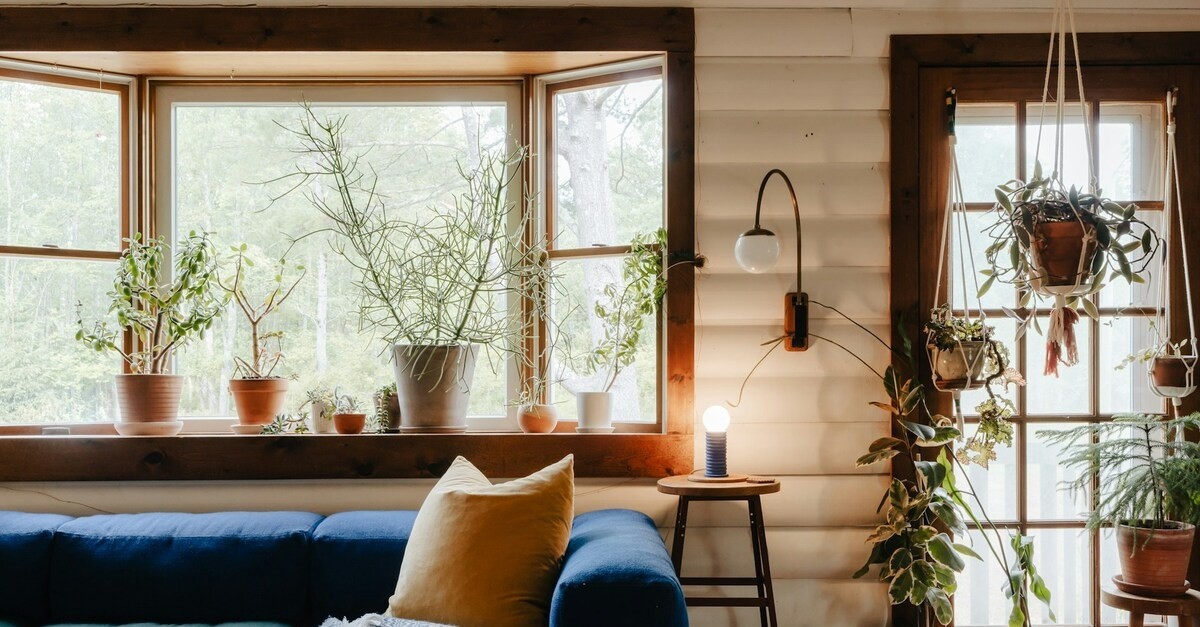 soggiorno di casa di montagna con infissi in legno