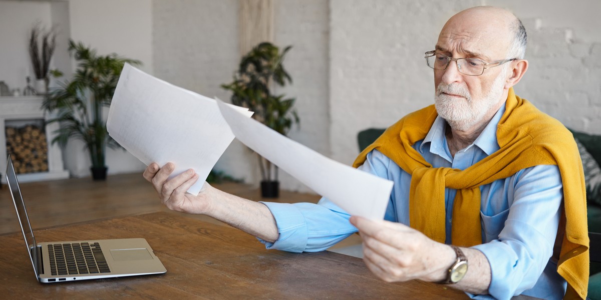 Anziano alle prese con le spese sanitarie nella dichiarazione dei redditi