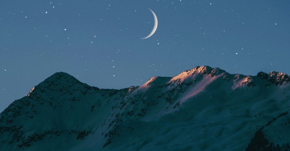 splendida Luna in un cielo montano