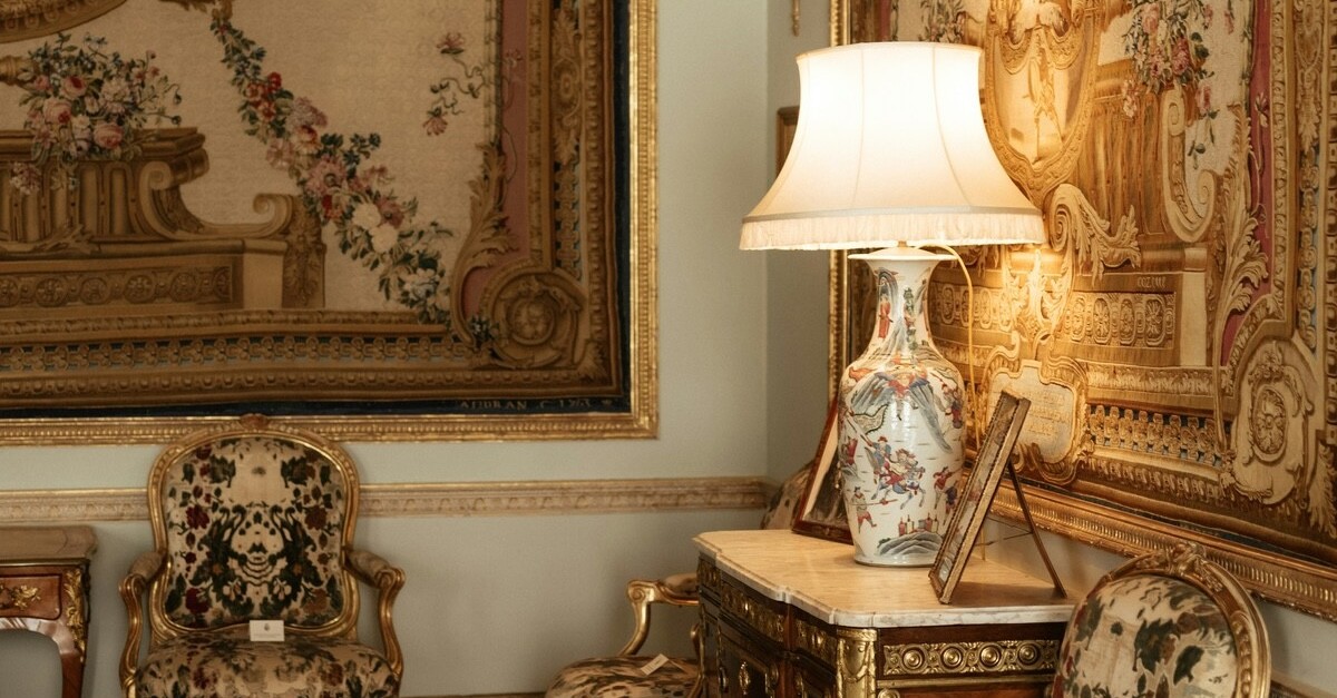 stanza elegante con arazzi appesi al muro