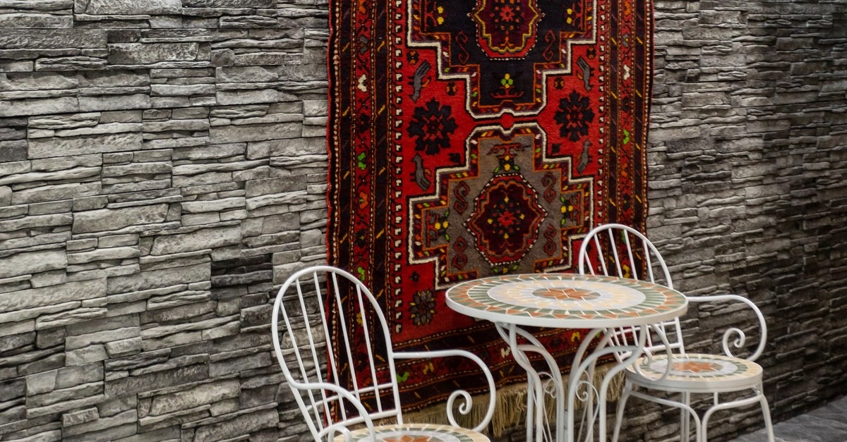 tappeto appeso su parete elegante