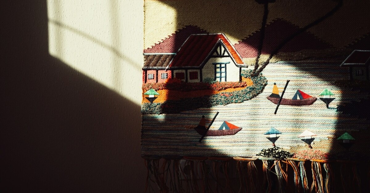 tappeto con frange appeso al muro