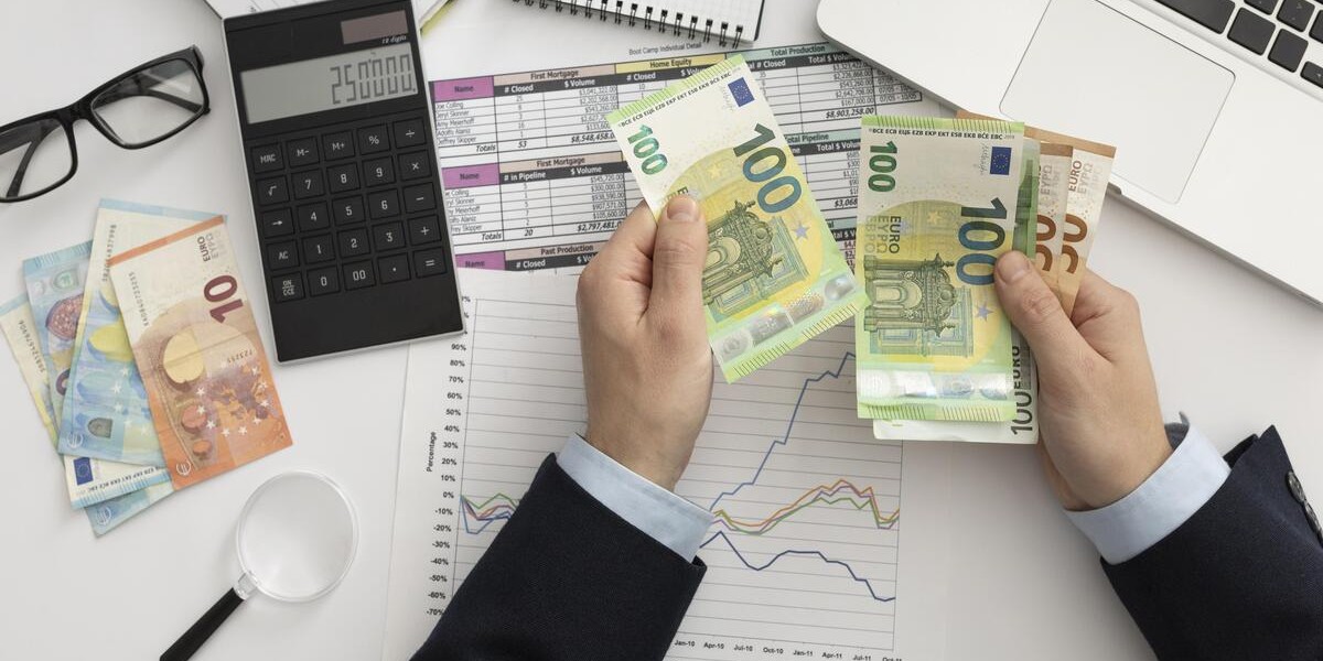 Uomo d'affari che controlla conti finanziari 