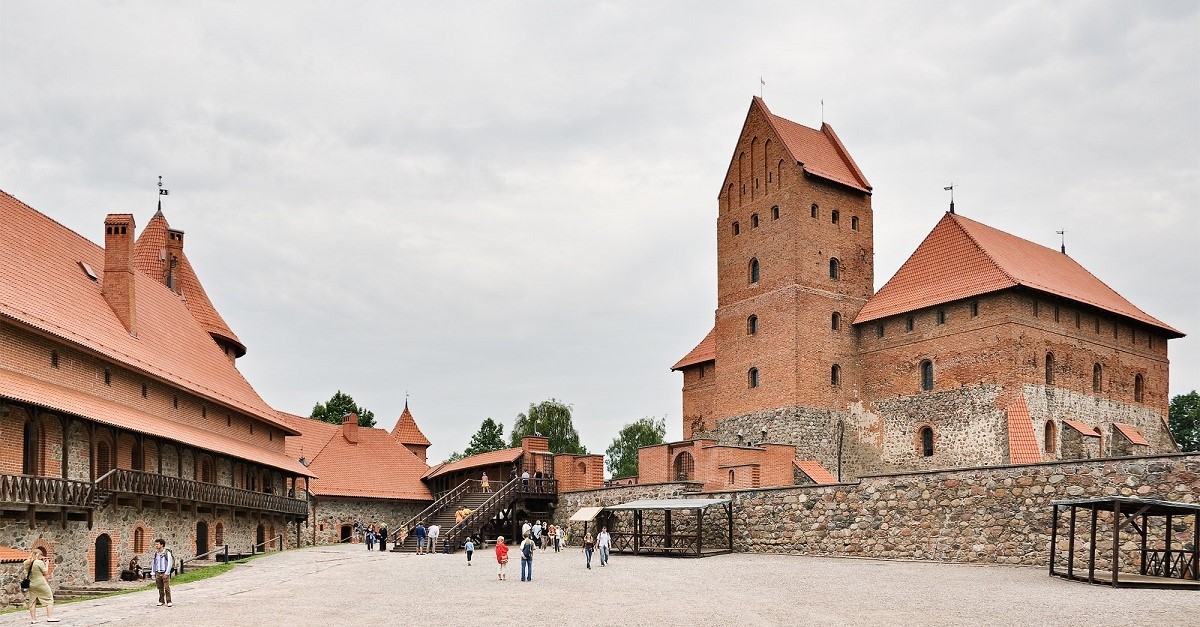 Il cortile interno del Castello. Sulla destra, il Palazzo Ducale
