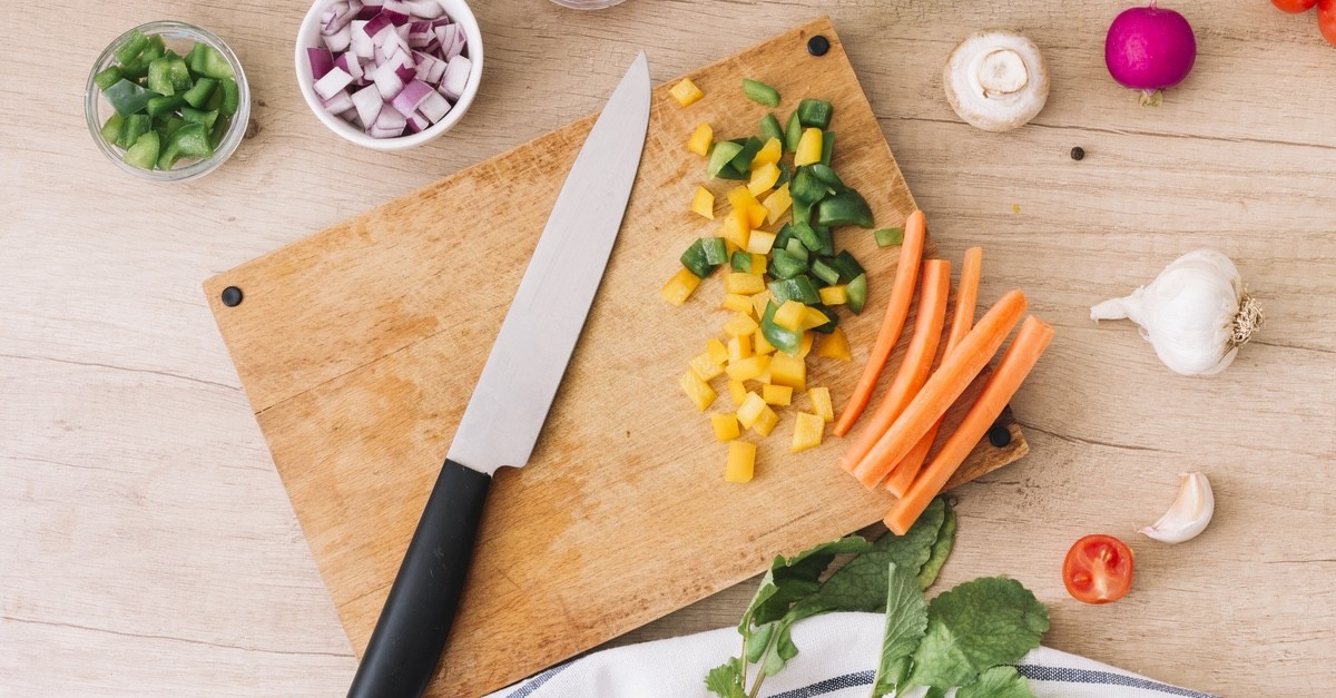 coltello in ceramica su tagliere