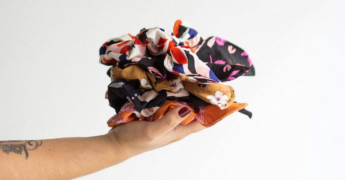 Con i loro pattern vivaci e colorati, gli scrunchies sono perfetti per la decorazione di altri oggetti