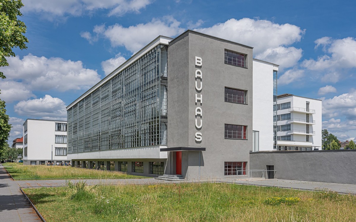 La scuole Bauhaus, di Walter Gropius (1919), a Dessau