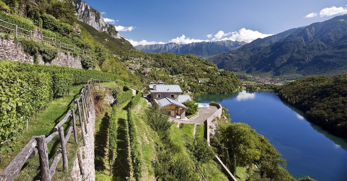 Una veduta dall'alto del lago Moro