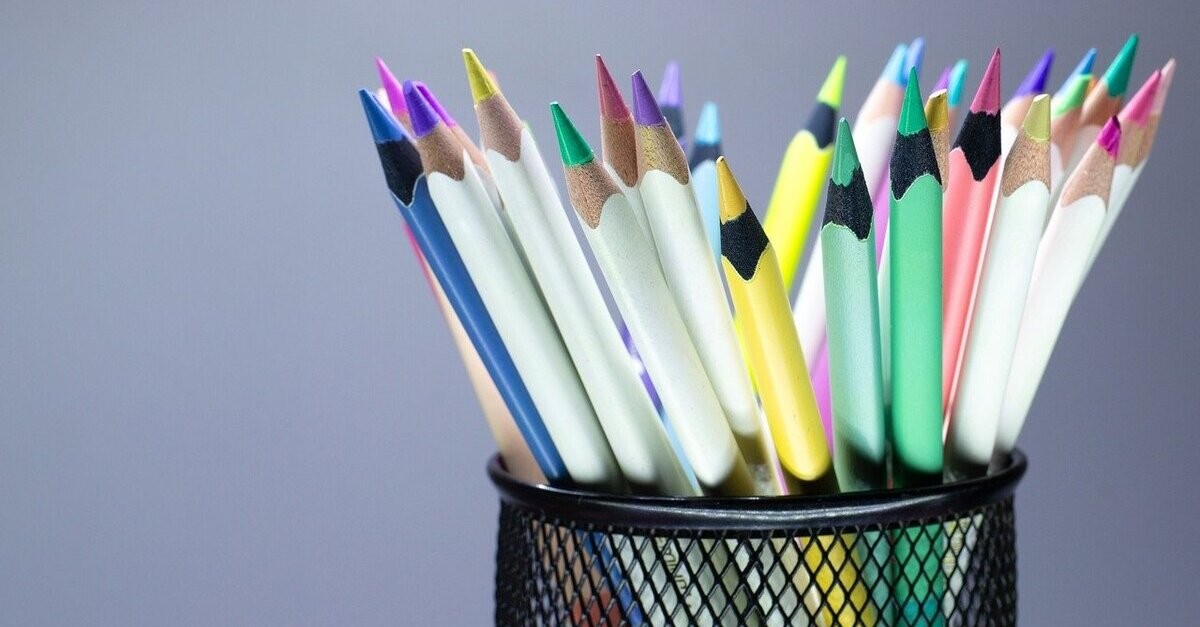 Delle matte diverse all'interno di un portapenne