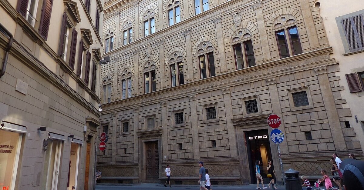 La facciata rigorosa e raffinata di Palazzo Rucellai