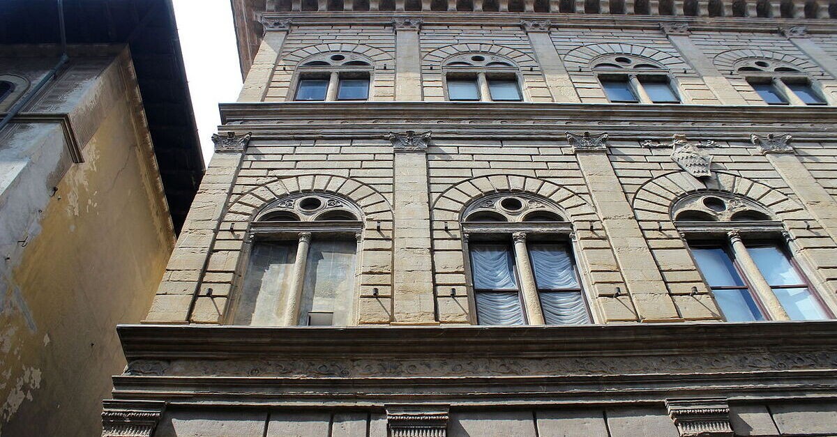 Le eleganti finestre di Palazzo Rucellai